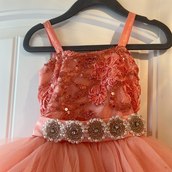 Toddler dress worn once for Easter. It is a size 2 but ran big. daughter was 3 - Picture 2 of 6